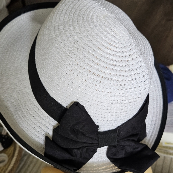Elegant White and Black Women's Sun Hat - Picture 2 of 3